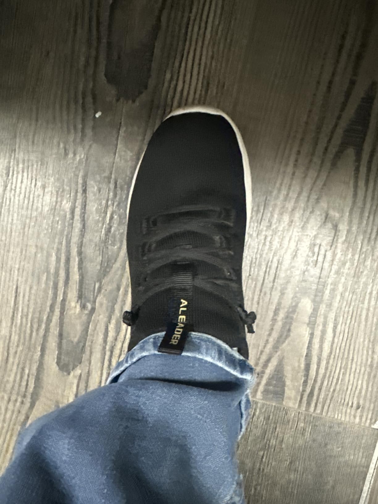 Close-up view of ALEADER Energycloud sole design and breathable knit upper construction