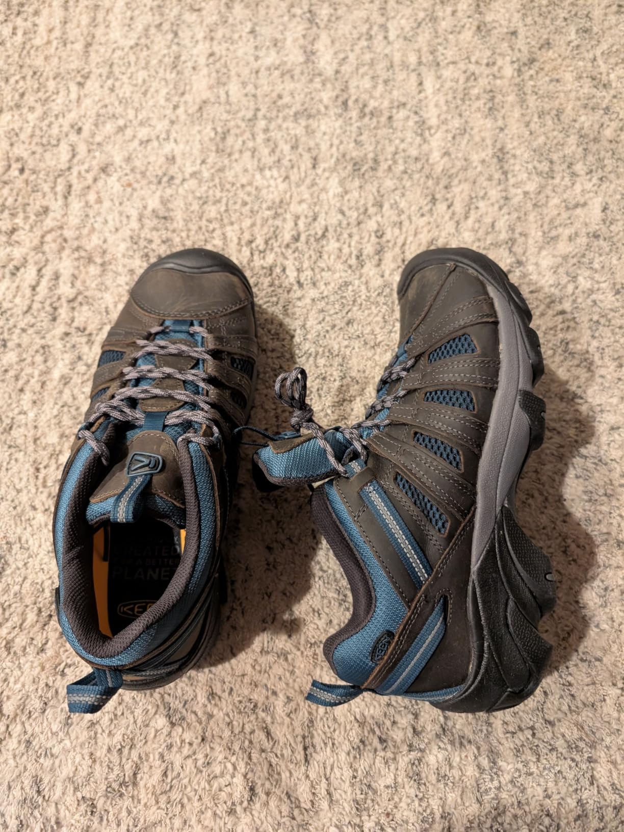 KEEN Voyageur heel counter and ankle support showing injected heel capture system