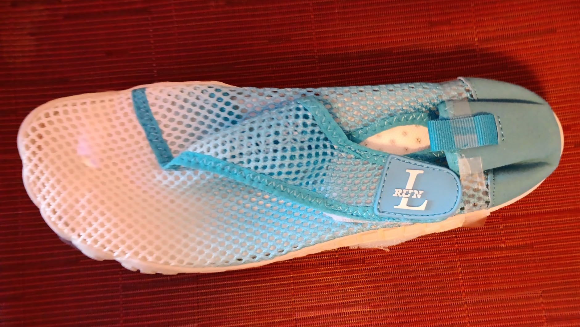 Close-up view of L-RUN water shoes showing elastic lacing system and wide toe box