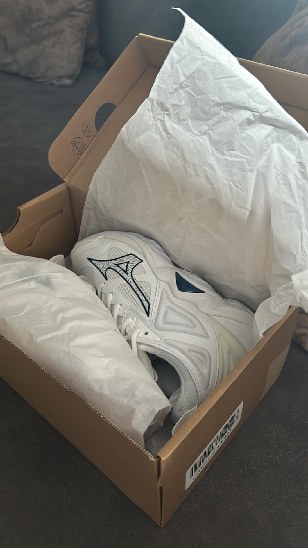 Close up of Mizuno Wave Momentum 3 Dura Shield toe reinforcement and outsole traction pattern