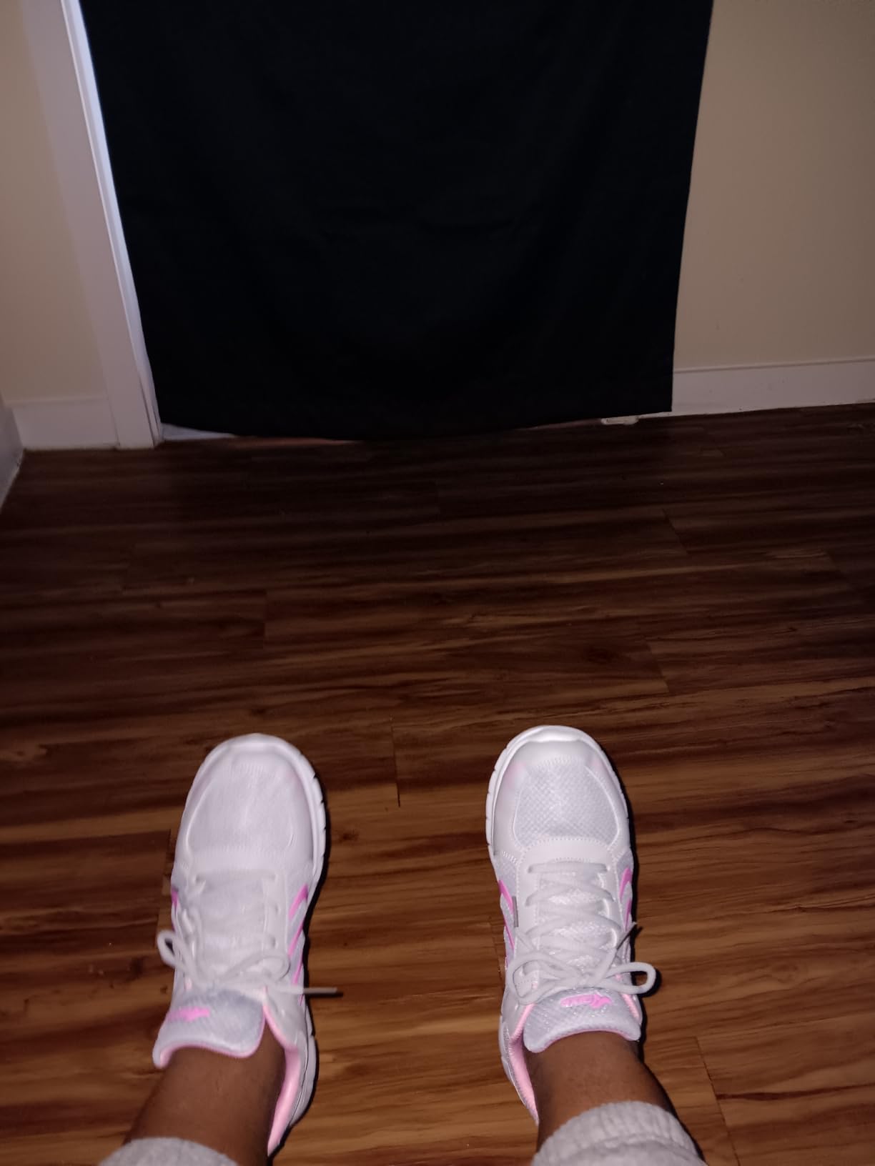 DUOYANGJIASHA women's sneakers worn with casual outfit showing versatile styling options