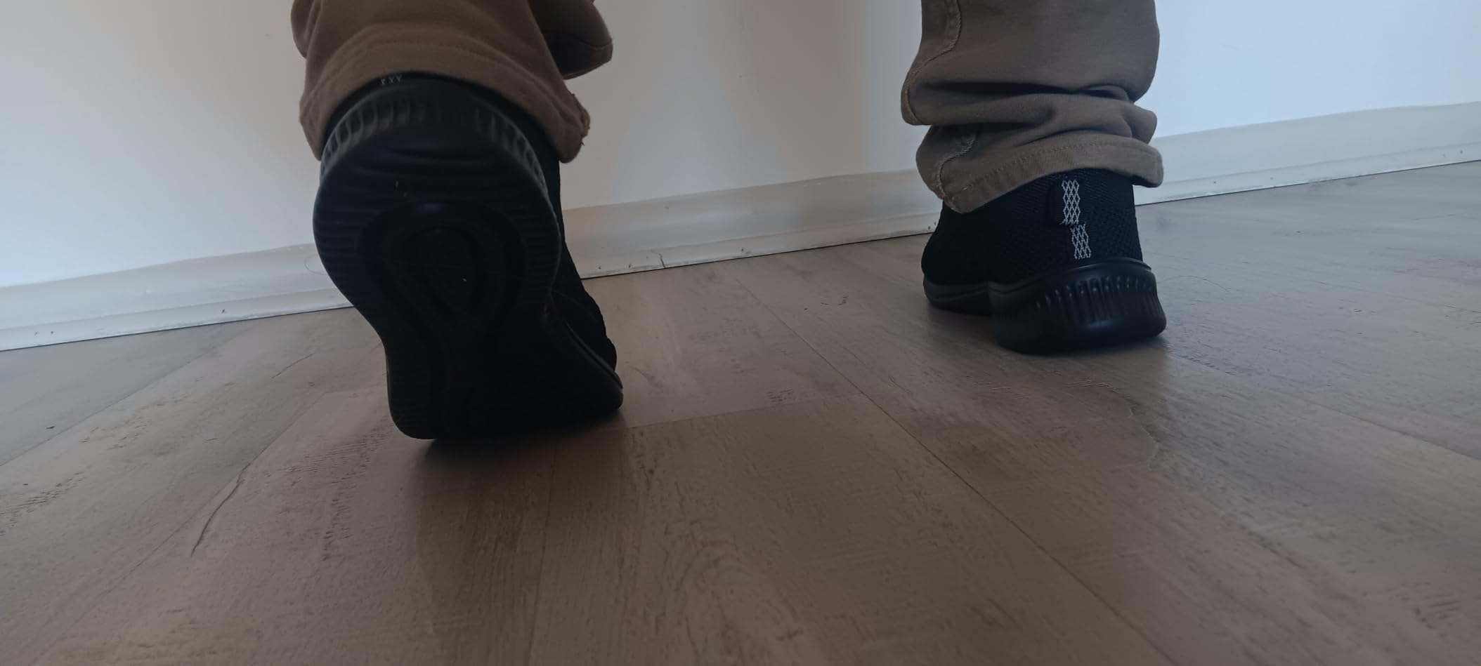 AMANSSE Men's Walking Shoes black colorway showing breathable mesh upper and white EVA sole