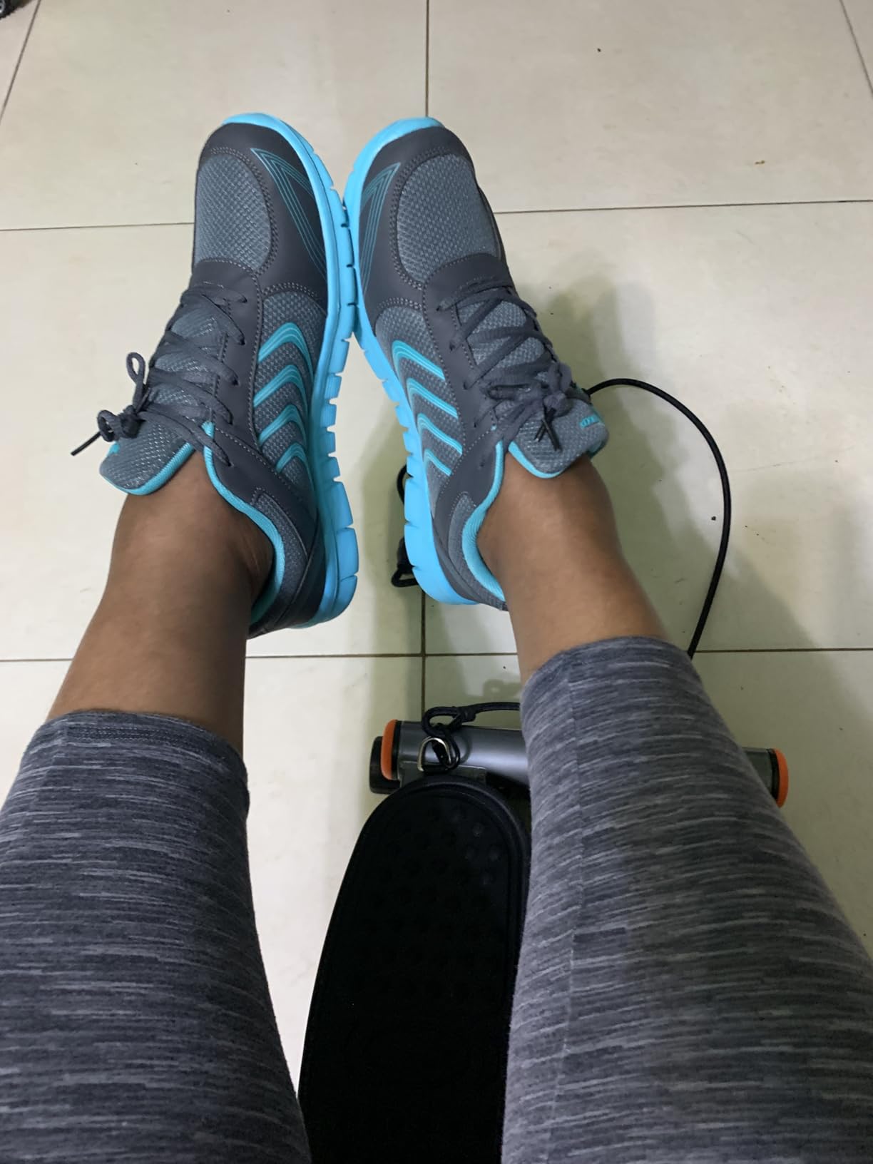 Close-up detail of DUOYANGJIASHA sneaker mesh construction and lacing system