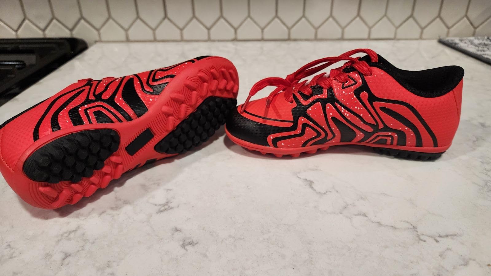 Test giày trên sân cỏ nhân tạo