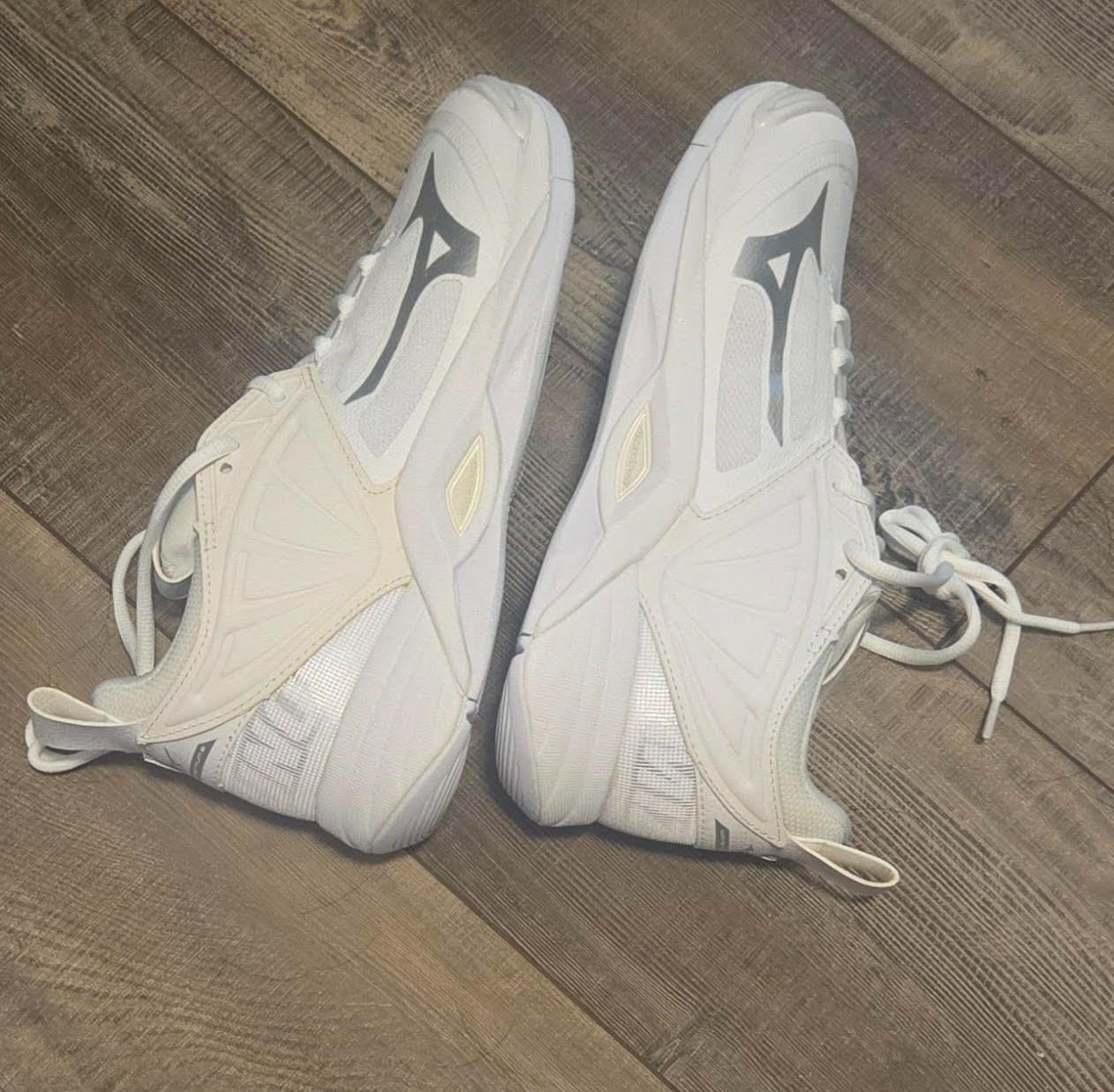 Two Mizuno Wave Momentum 2 shoes side by side showing a visible color inconsistency between left and right shoe