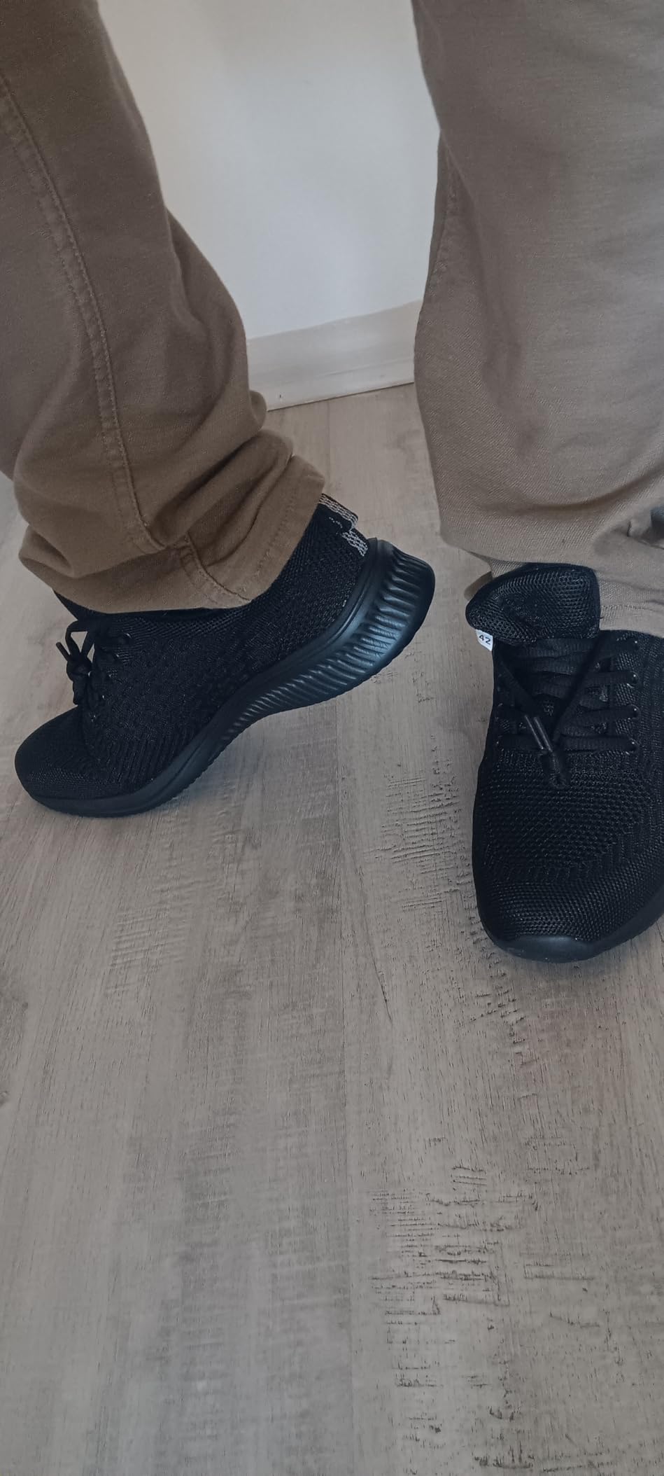 AMANSSE walking shoes technical features showing breathable mesh upper construction and EVA sole design