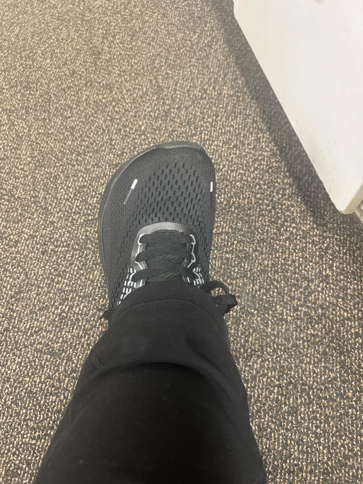 JACKSHIBO shoes during gym workout showing flexibility and support during training