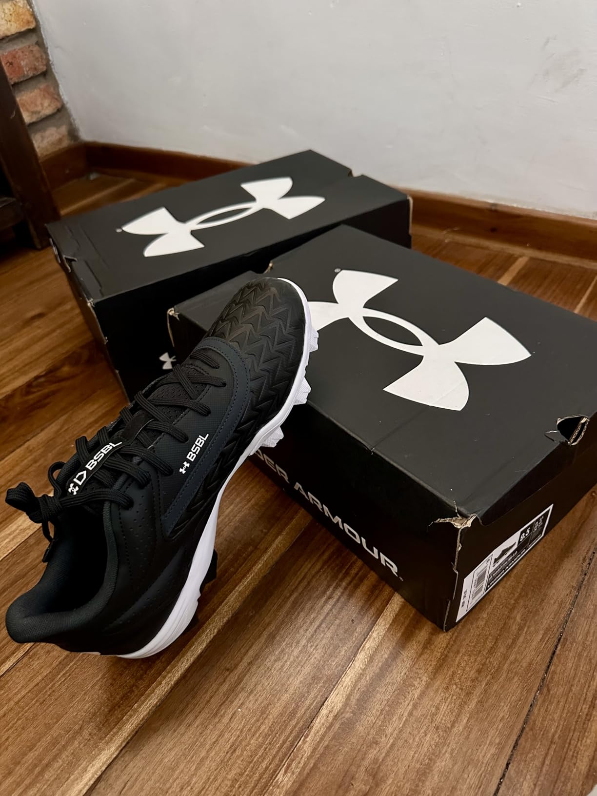 Close-up of Under Armour Leadoff Low RM 3.0 upper construction showing synthetic material and padded collar detail