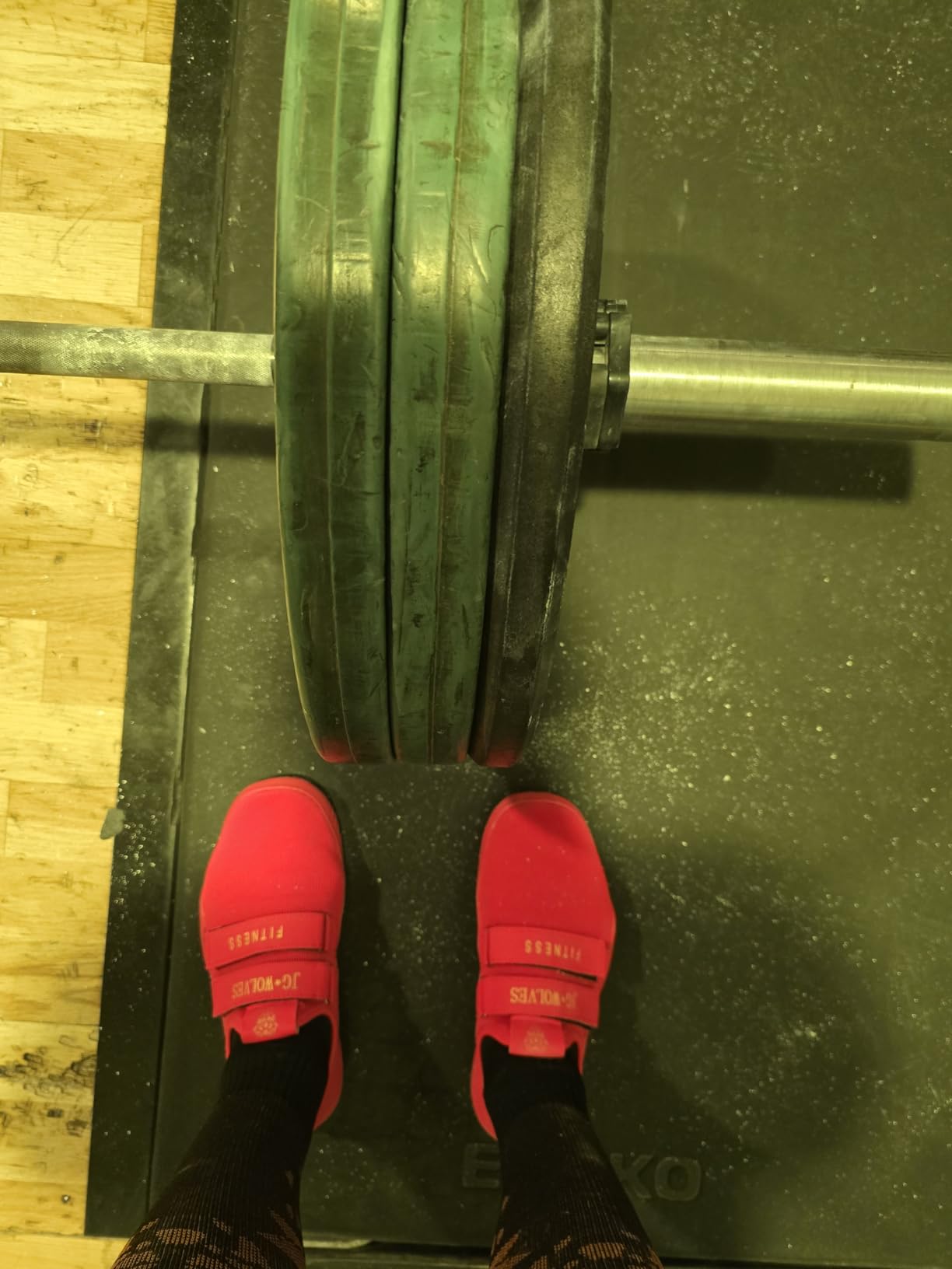 Pink fitness deadlift shoes with velcro straps and ultra-flat sole design for weight training and powerlifting