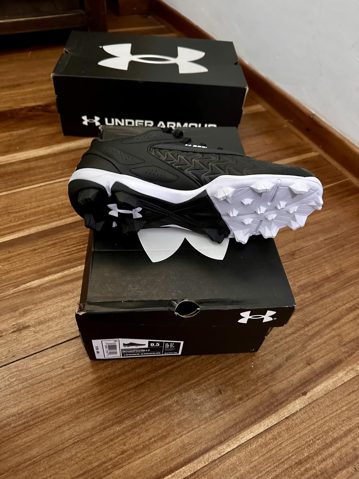 Close-up of Under Armour Leadoff Mid 3.0 synthetic upper and padded collar construction detail