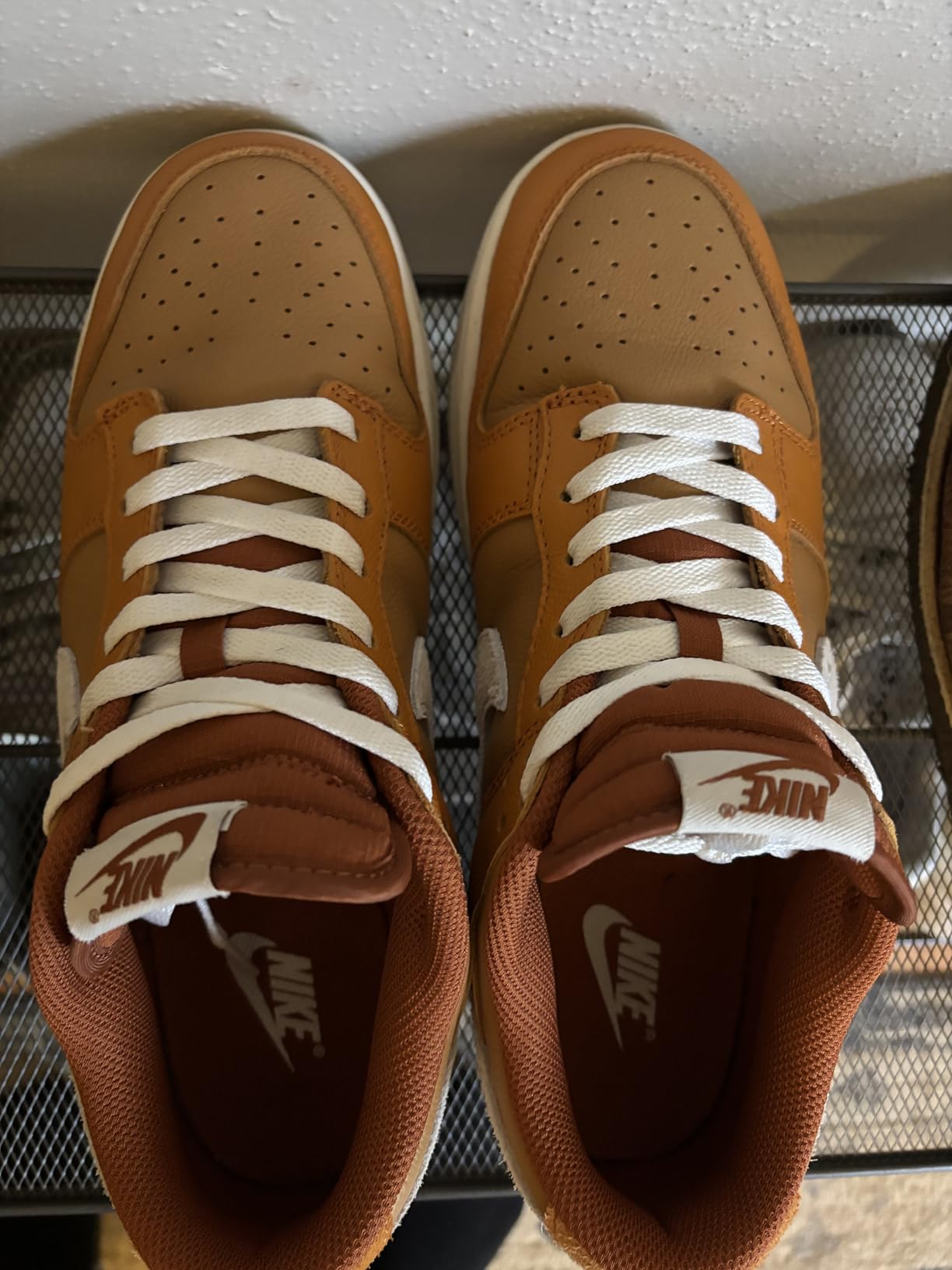 VSUDO flat shoe laces white color showing polyester construction and plastic tips