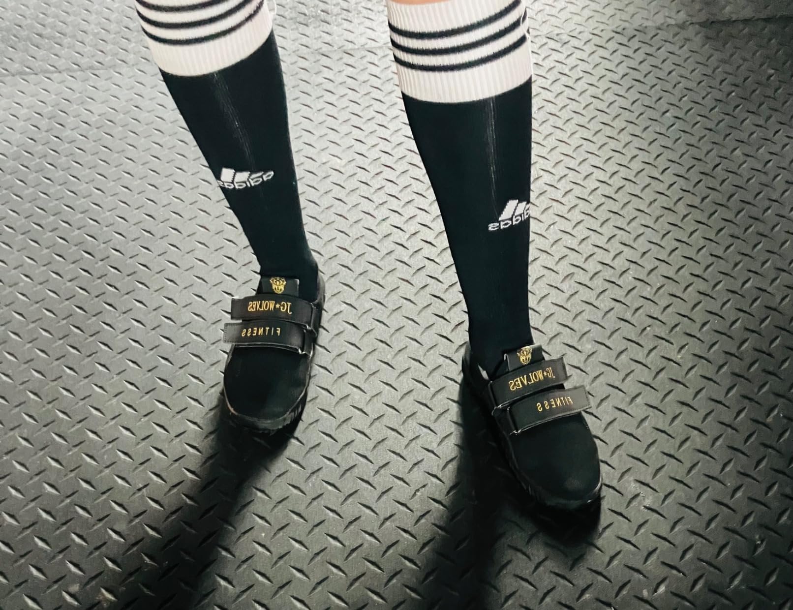 Side profile of fitness deadlift shoes showing the ultra-flat zero-drop sole construction ideal for powerlifting stability