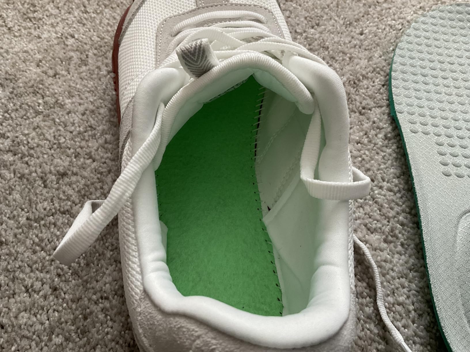 UBFEN Barefoot Sneakers outsole showing rubber traction pattern and flexible sole design