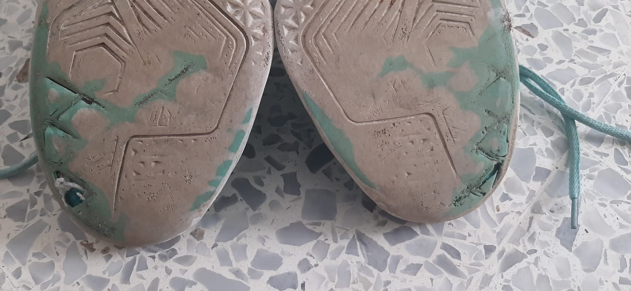 Close-up of WELRUNG basketball sneaker showing mesh upper construction and PU reinforcement detail