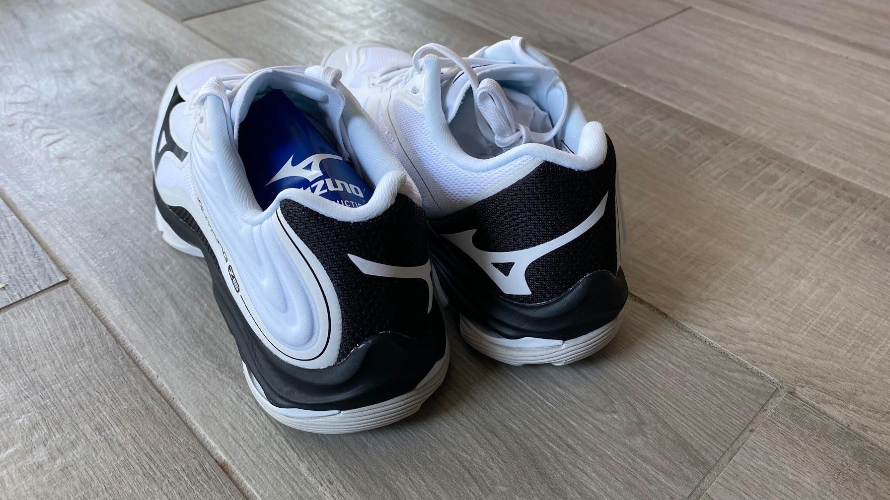 Mizuno Wave Lightning Z6 side profile showing outrigger rubber outsole court grip pattern and D-flex groove midsole