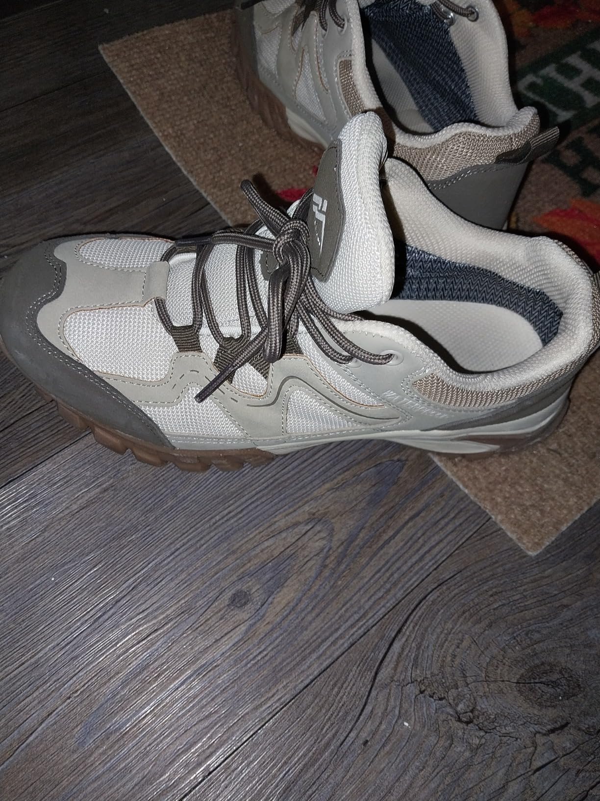 CC-Los women's hiking shoes on winter trail showing performance in snow and cold conditions