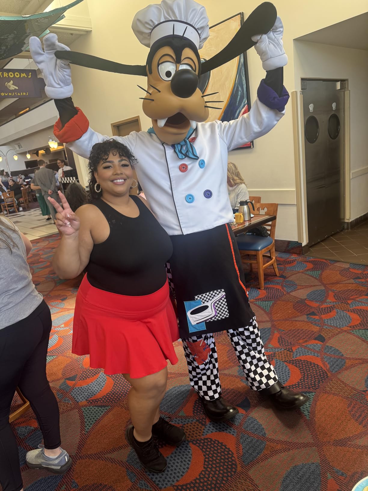 Close-up of GDEKLO white mesh upper material showing breathable construction and EVA build quality