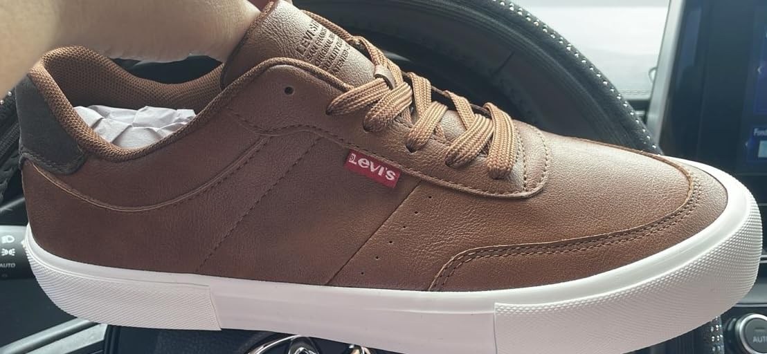 Levi's Munro Newmericana in neutral lighting showing versatile colorway