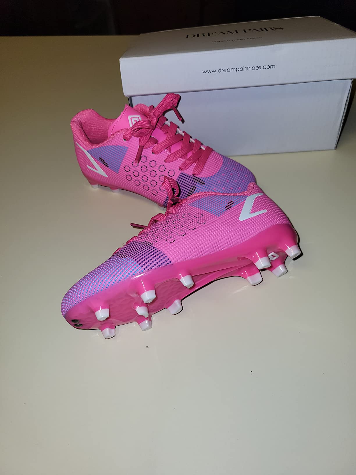 DREAM PAIRS soccer cleats lace-up closure and TPU sole studs detail view construction quality
