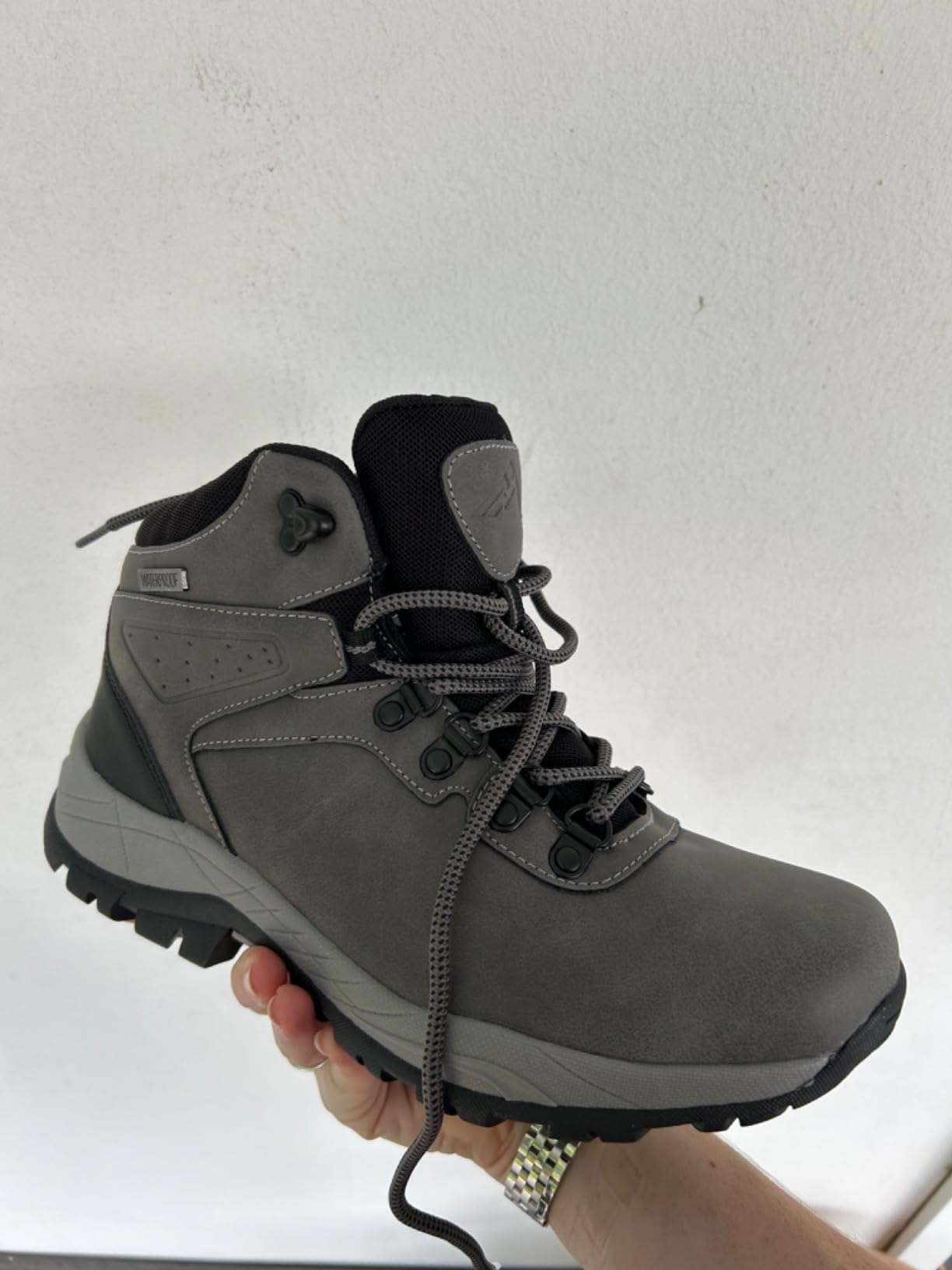 CC-Los hiking boot sole showing multi-directional rubber lugs and EVA midsole cushioning system