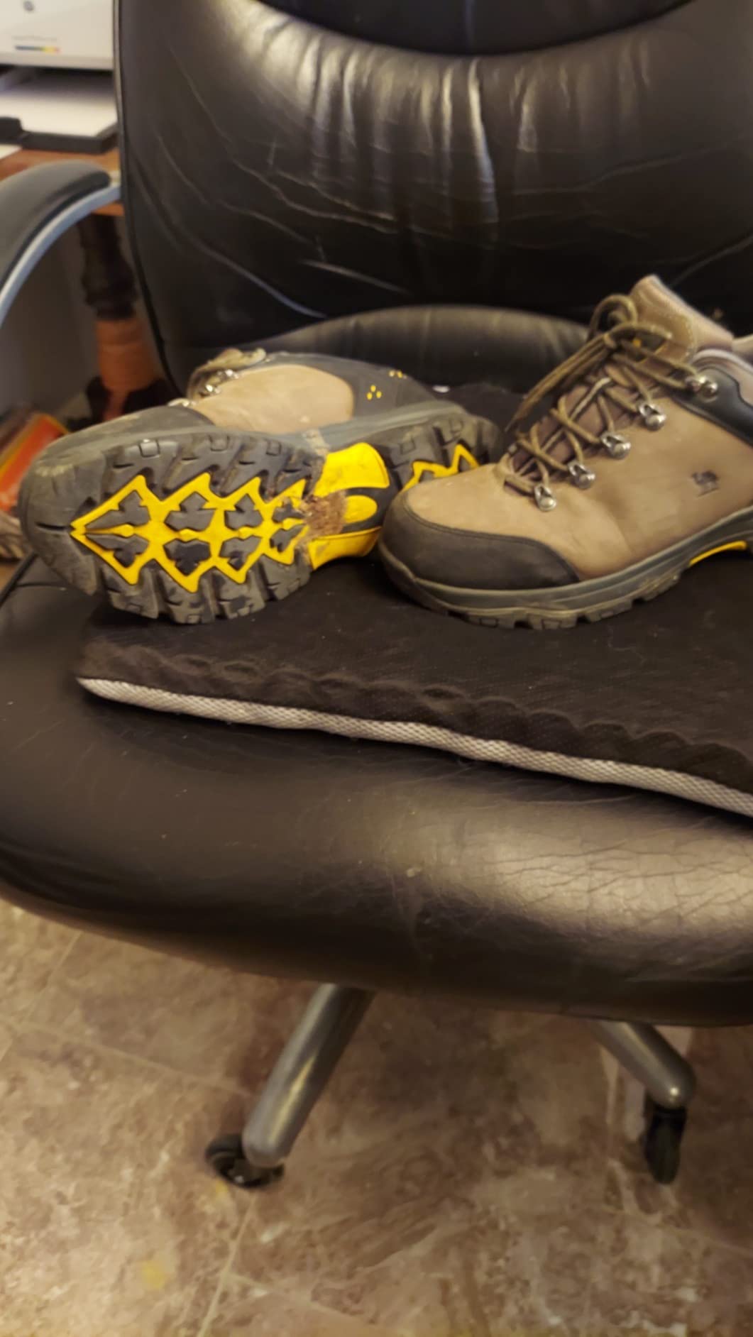 CAMEL CROWN hiking shoes sole pattern showing 5mm deep lugs designed for traction on various terrain