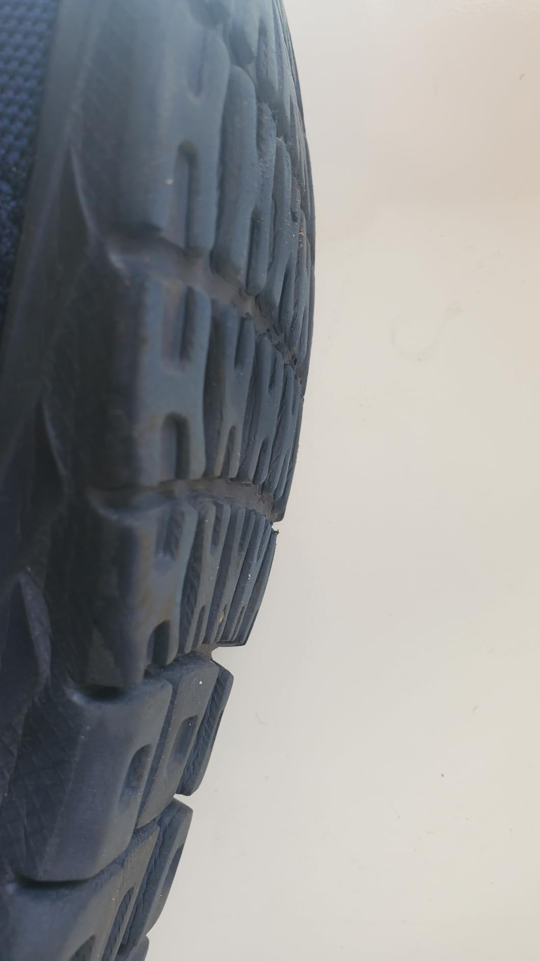 Close-up of YITUHIO EVA mesh upper showing breathable construction and lace-through eyelets