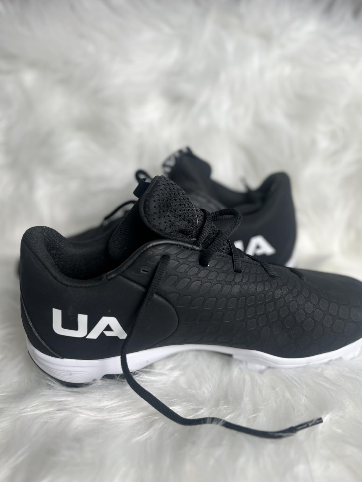 Close-up of Under Armour Glyde 2.0 RM lacing system and comfortable fit around ankle area