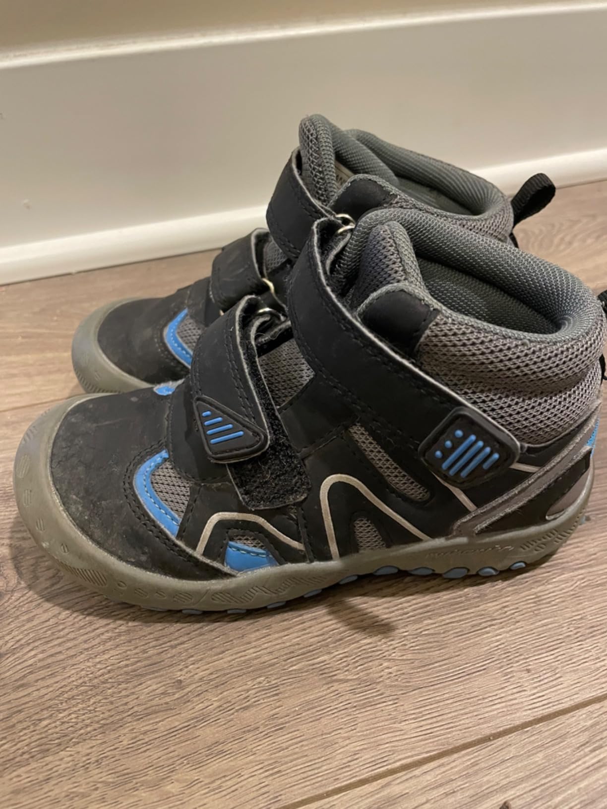 Close-up of Mishansha kids hiking boot showing dual velcro closure straps and full-cover rubber toe cap