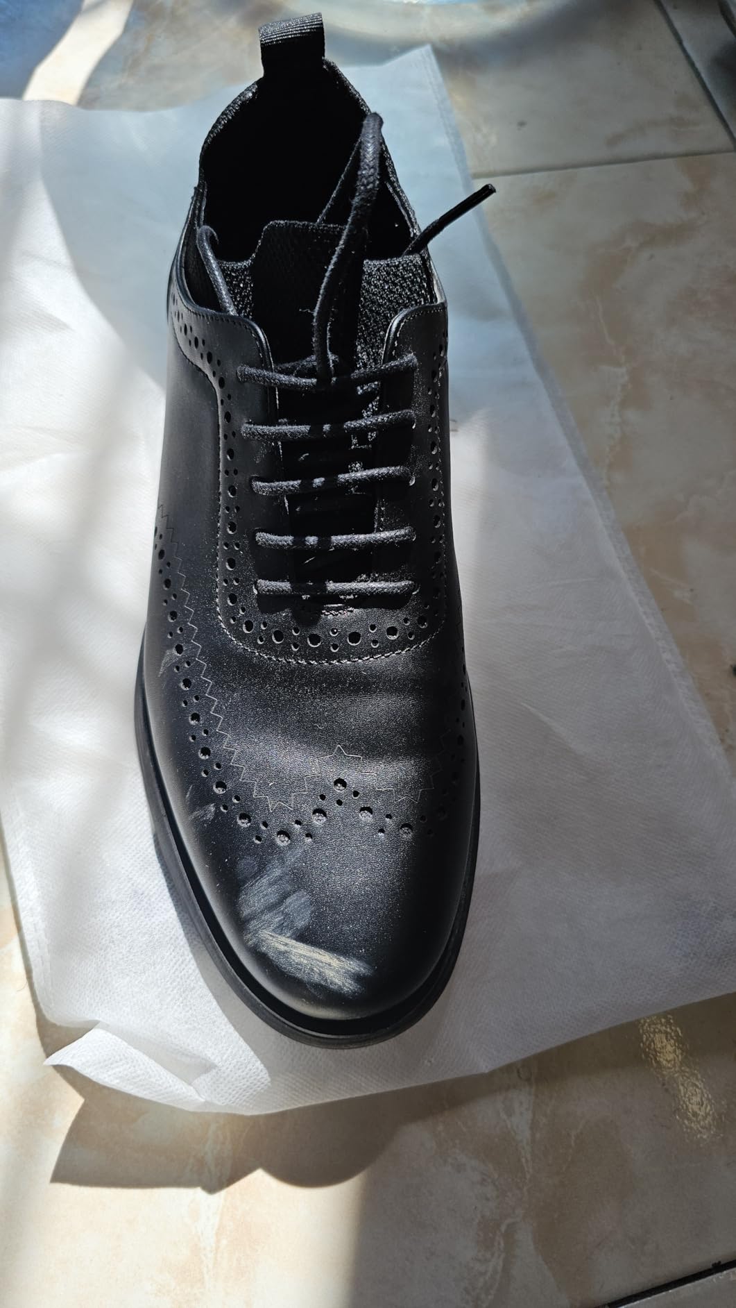 Bruno Marc MaxFlex wingtip detailing and color contrast welt close-up