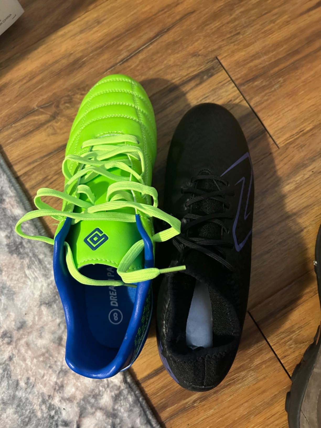 Comparison photo showing DREAM PAIRS wide toe box versus narrow cleats