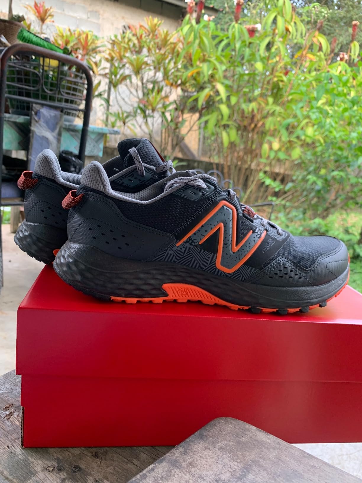 New Balance MT410 V8 alternate colorway showing upper construction and design elements