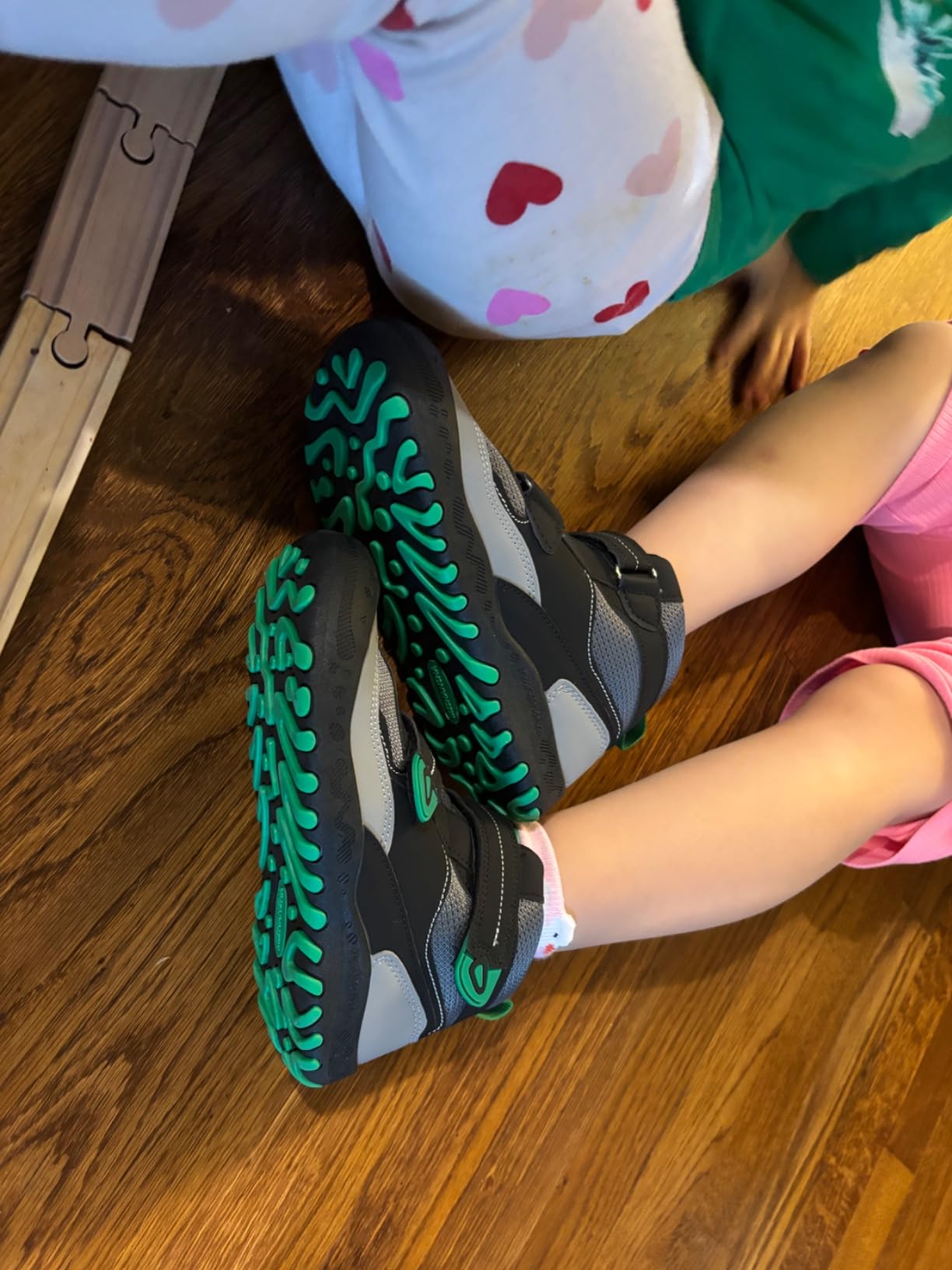 Mishansha kids hiking boots feature overview showing anti-collision toe protection and breathable design elements