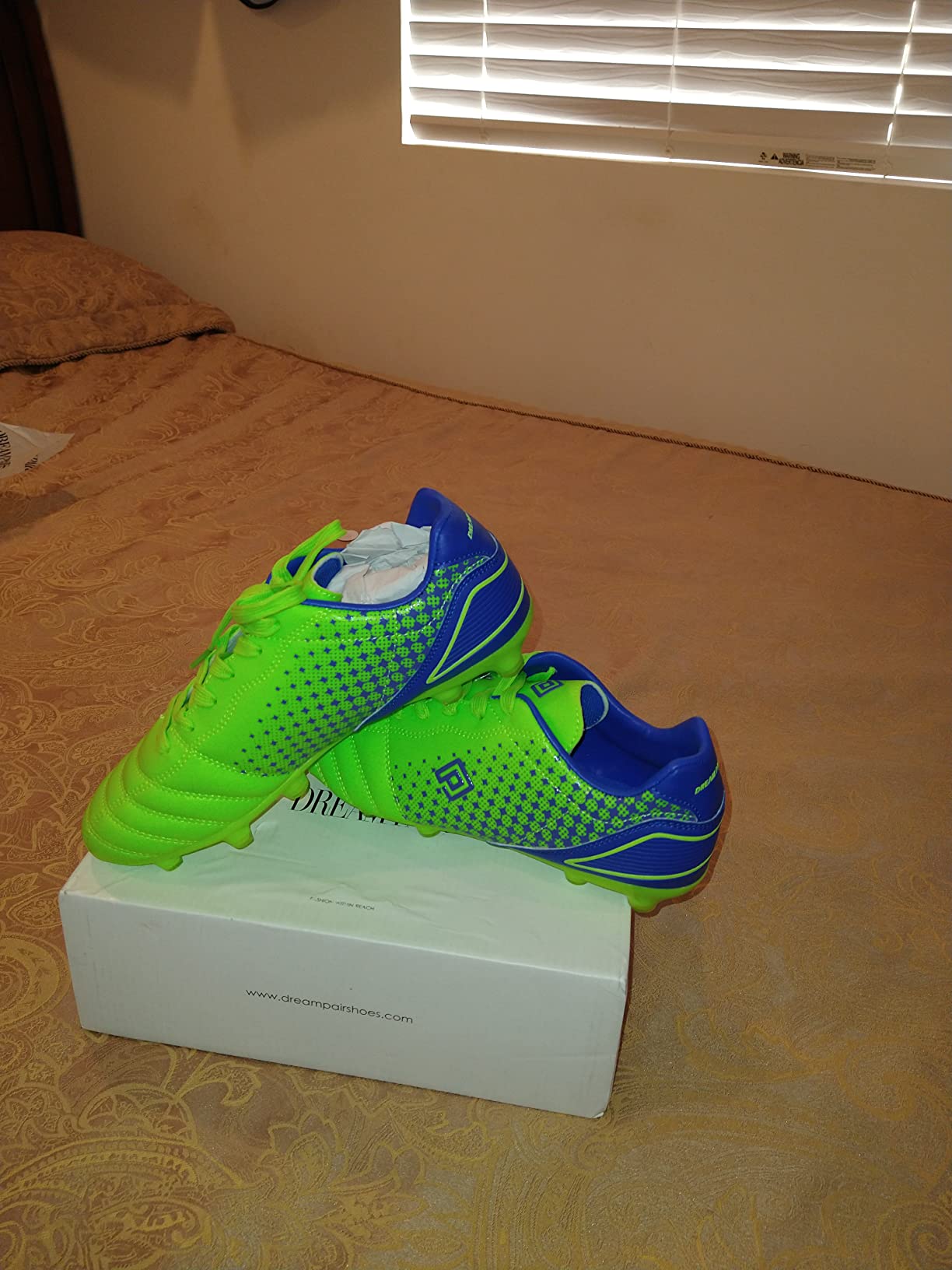 DREAM PAIRS cleats in packaging showing product presentation