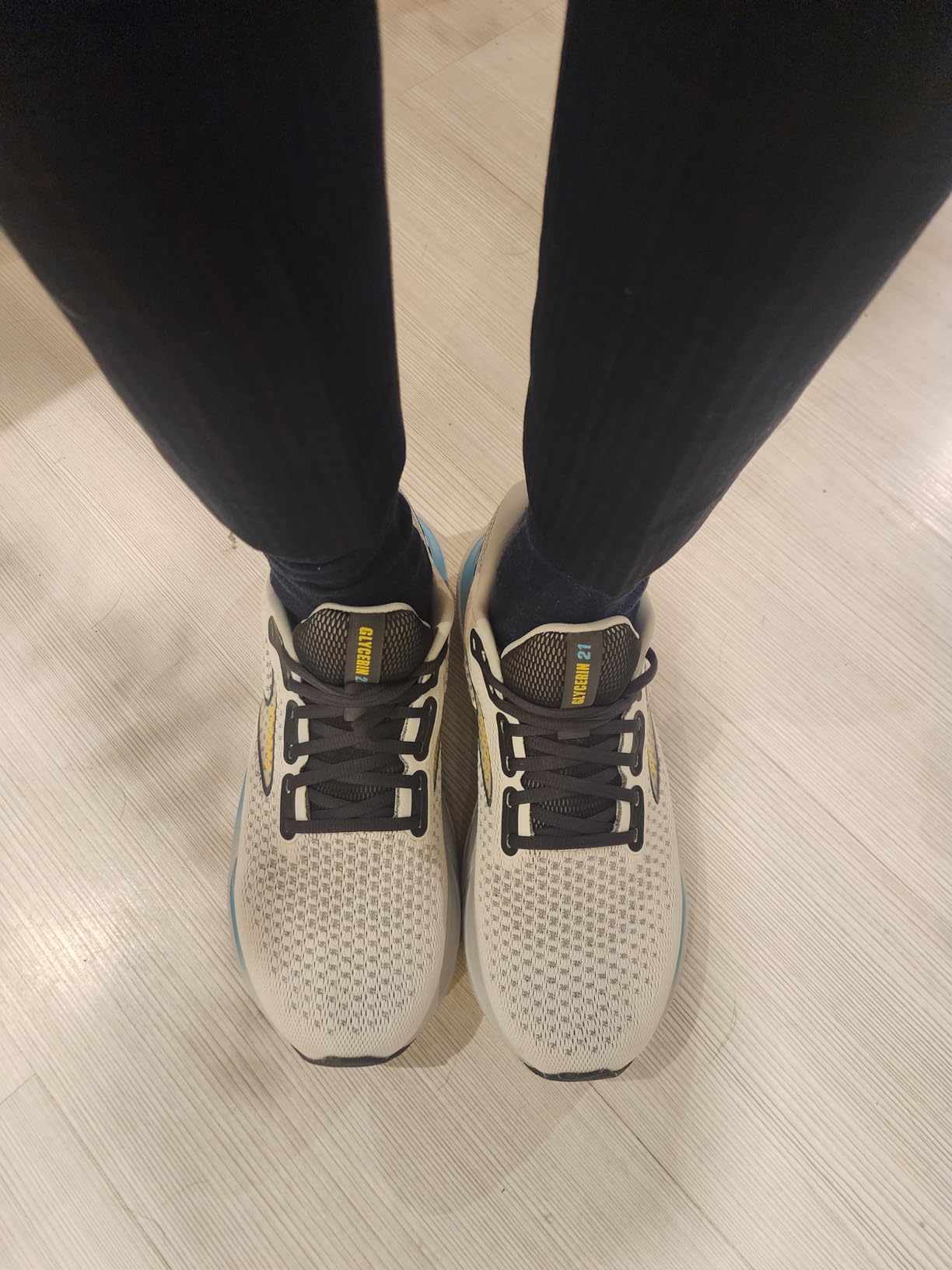 Brooks Glycerin 21 side profile showing the broad platform midsole and engineered warp knit upper construction