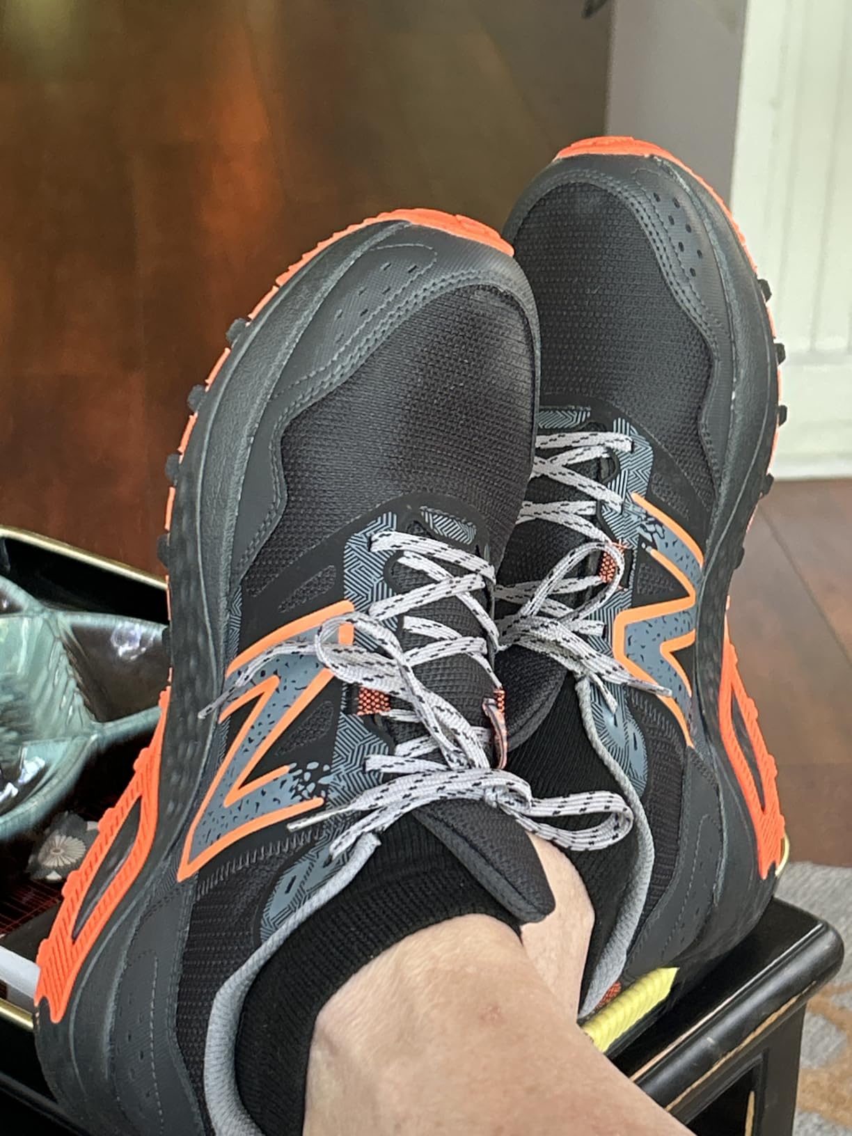 New Balance MT410 V8 BIO Foam midsole profile and AT Tread outsole lug pattern