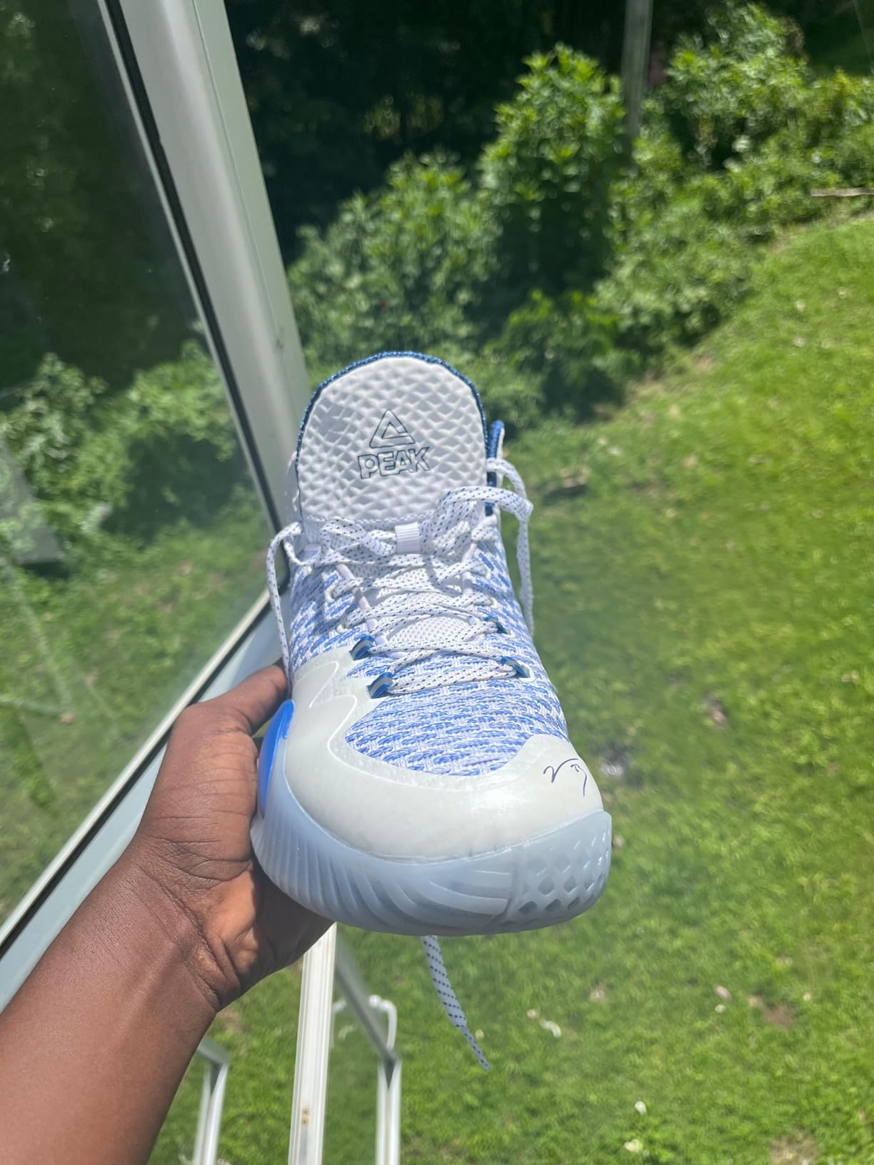 PEAK Streetball Master outsole showing parametric hexagonal traction pattern and OUTDOOR RB rubber compound