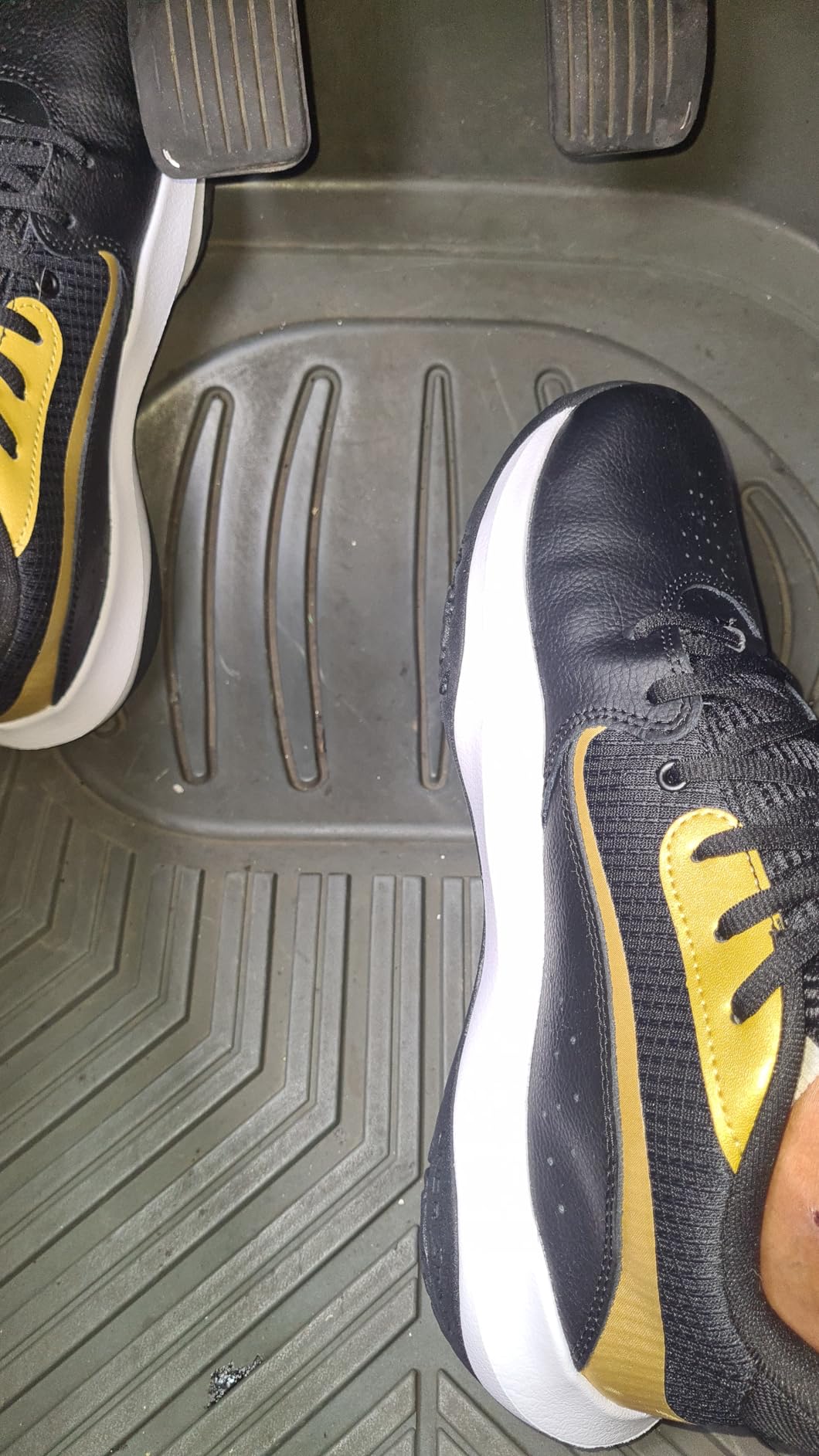 Under Armour Lockdown 7 unisex basketball shoes black metallic silver colorway full product view