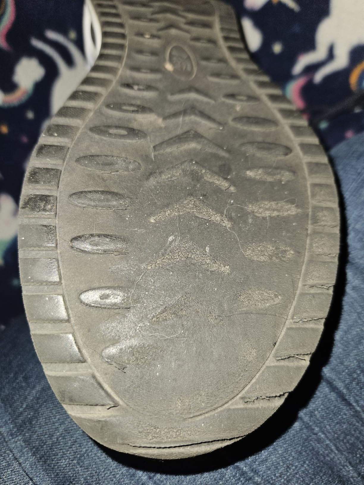 AOV arch support walking shoe insole detail showing orthotic footbed and cushioning technology
