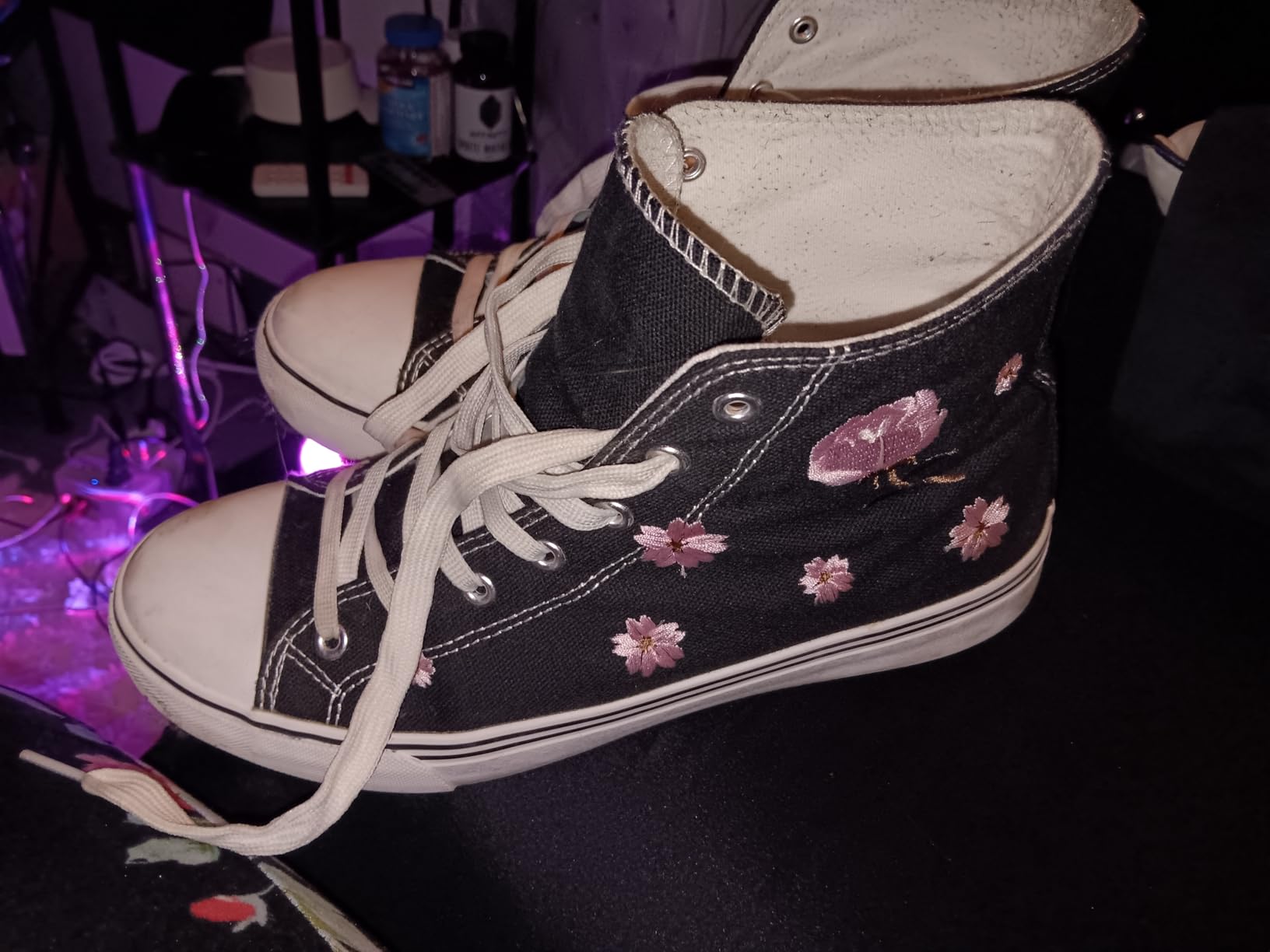 kufeiti canvas sneakers close-up floral embroidery detail stitched pattern