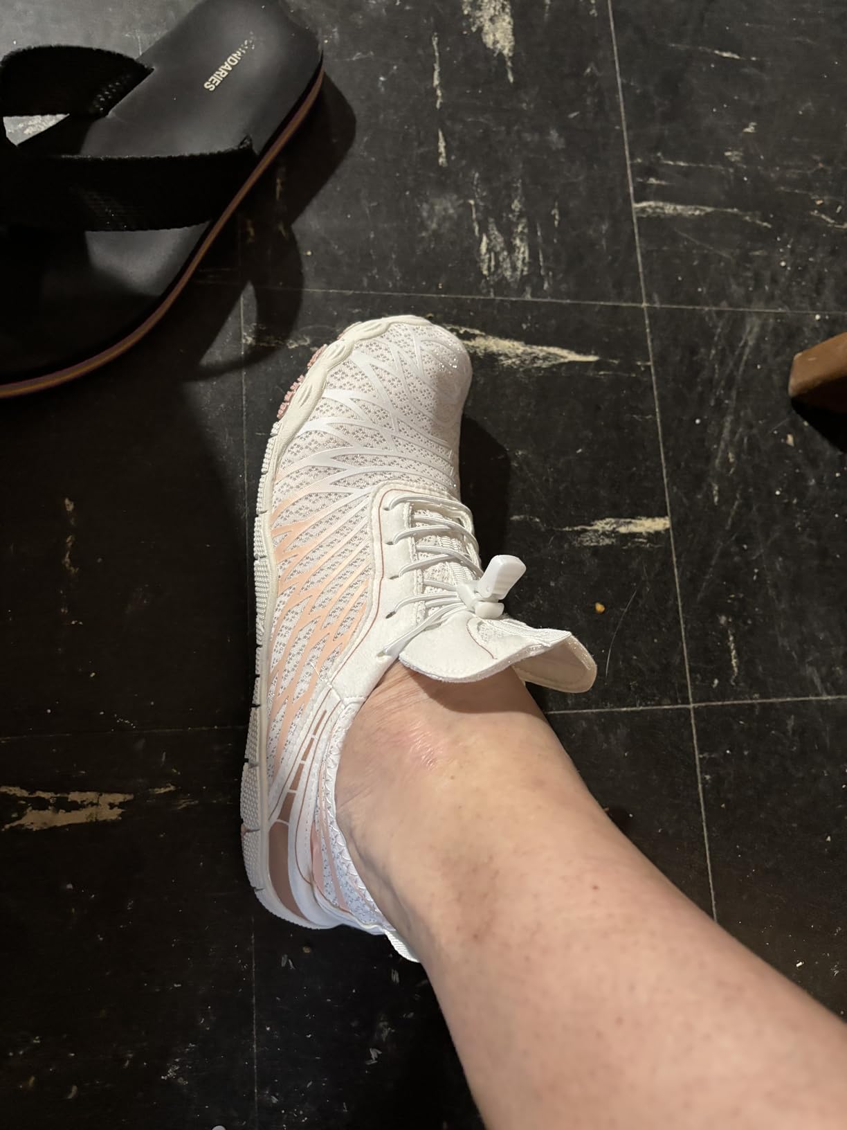 ELETON barefoot shoe sizing comparison and fit demonstration showing toe box width