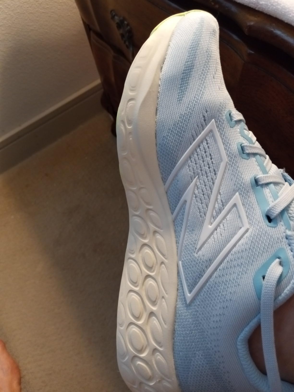 New Balance Fresh Foam 680 V8 product details showing technology features and construction