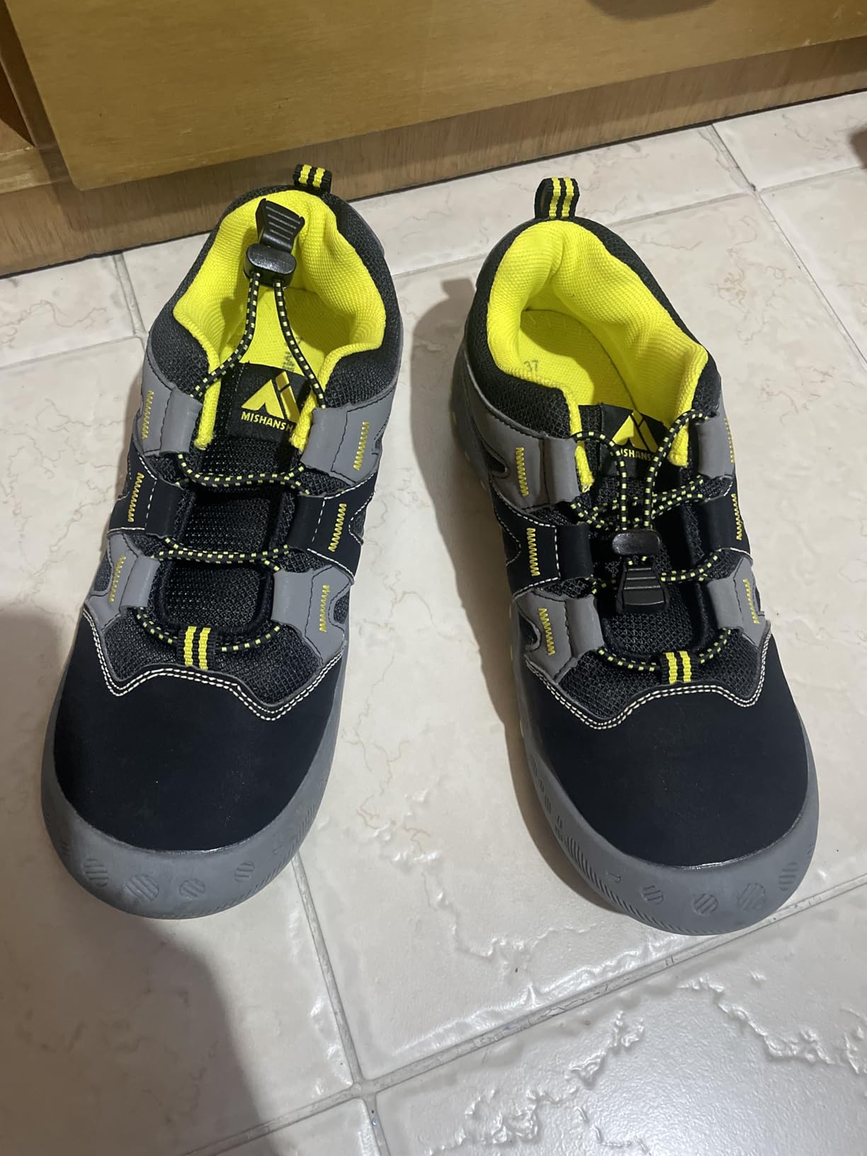 Close-up of Mishansha hiking boot upper construction showing Oxford fabric upper and mesh ventilation panels
