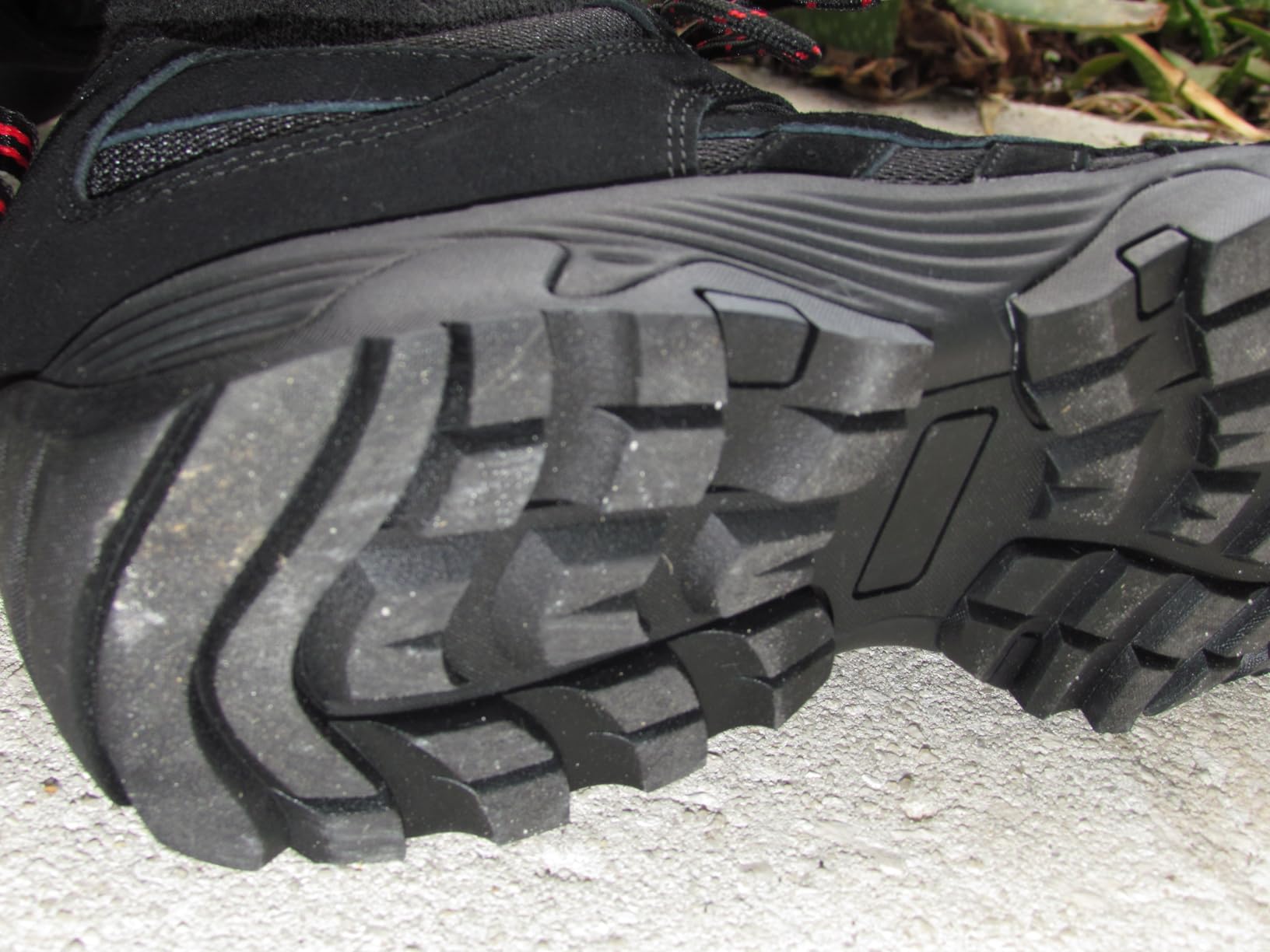 KEEN Chandler CNX feature comparison showing quality and construction details