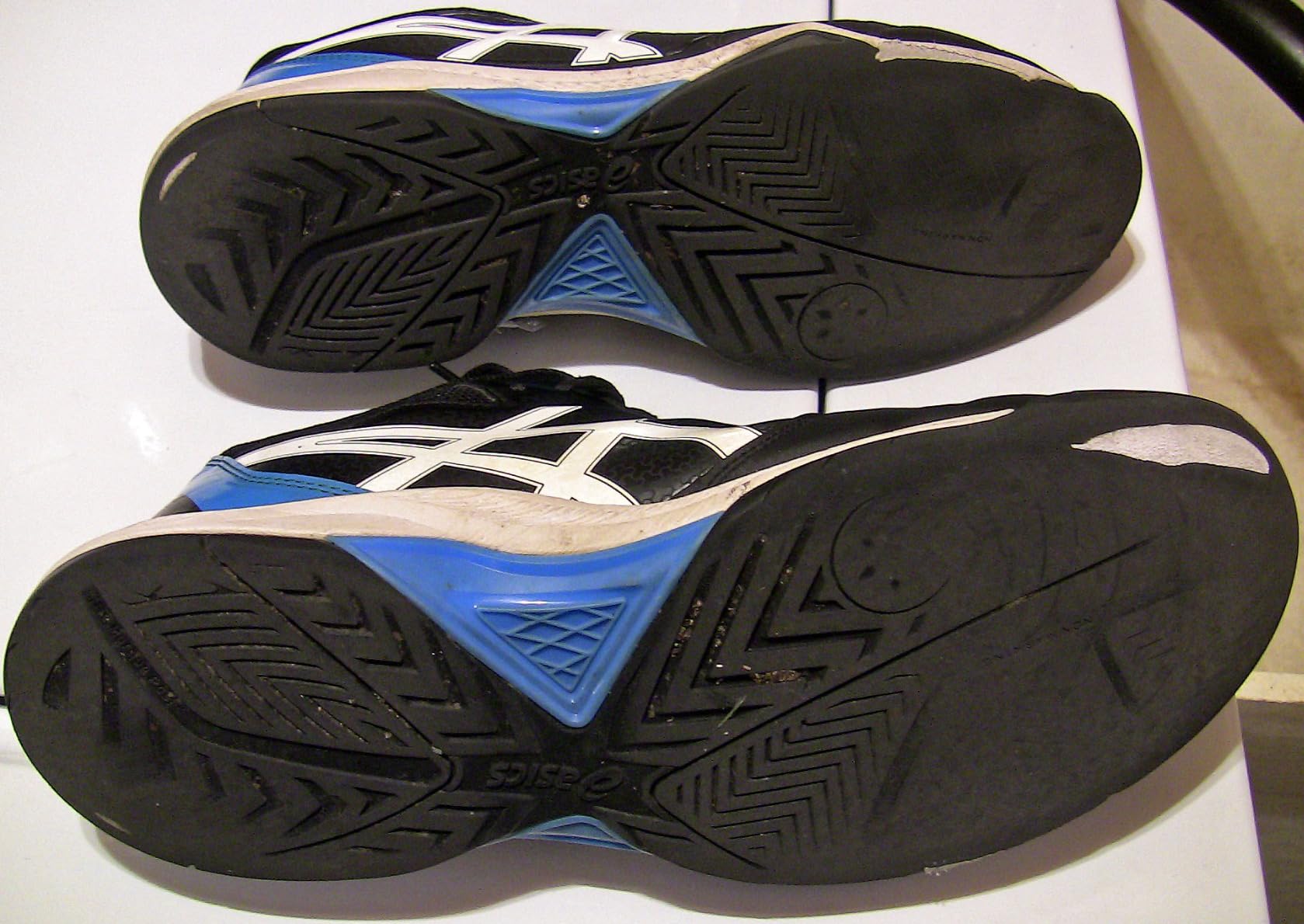 Close-up of ASICS Gel-Dedicate 7 outsole showing tread pattern and TRUSSTIC unit