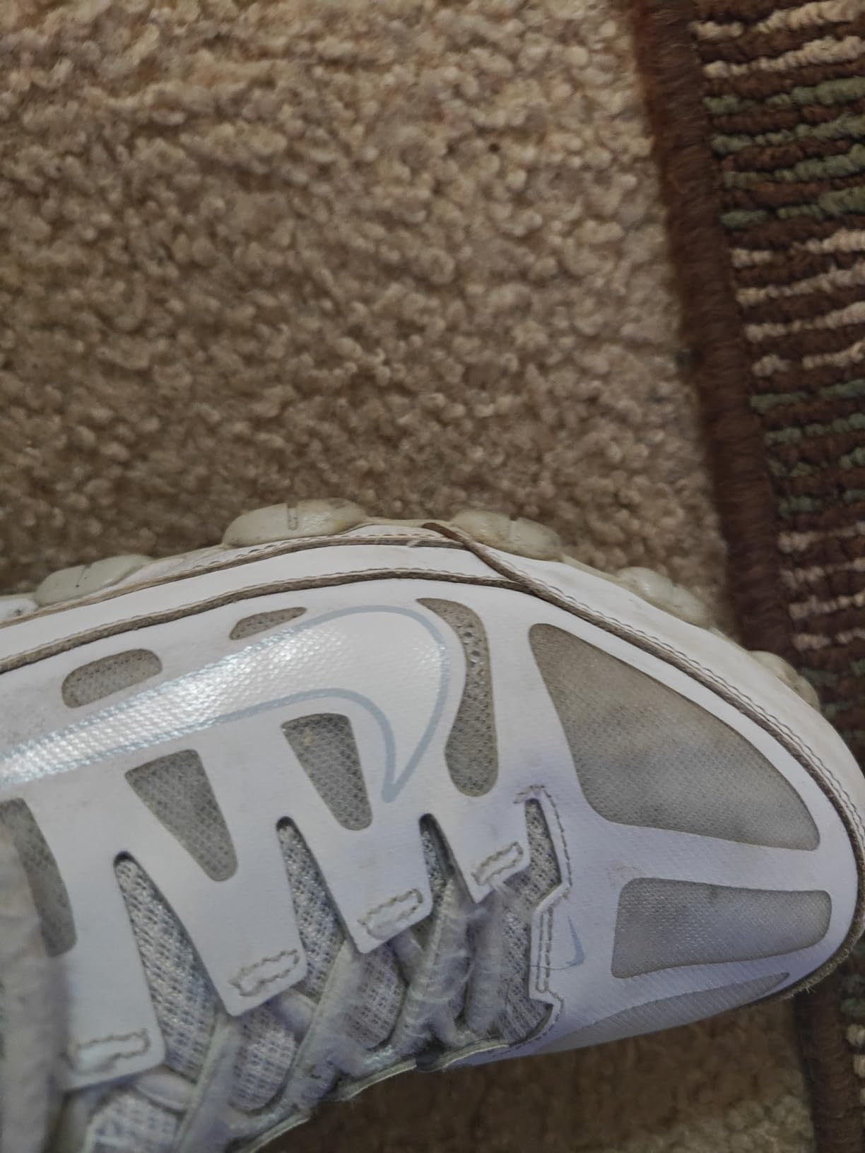 Nike Reax 8 TR sole pattern and rubber pod outsole traction design for gym floor performance