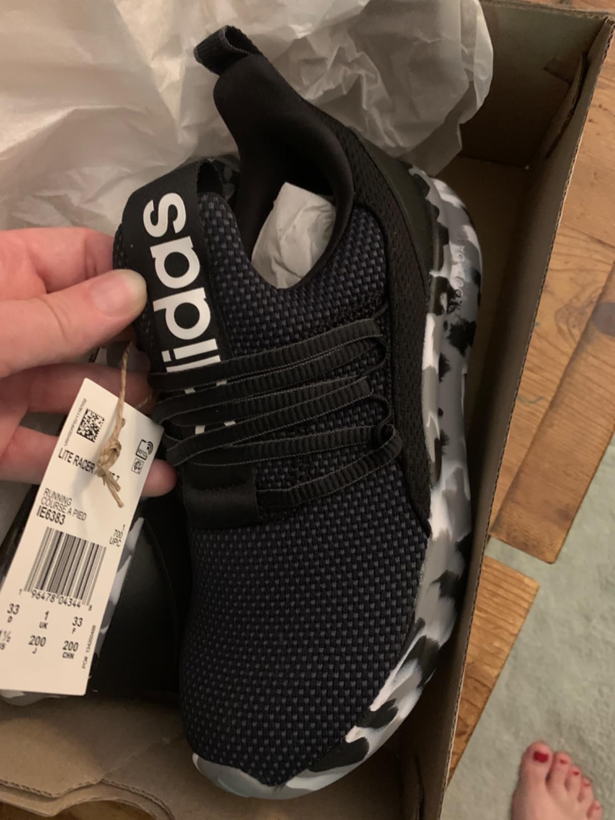 Adidas Lite Racer Adapt 7.0 sizing and fit demonstration showing proper foot accommodation