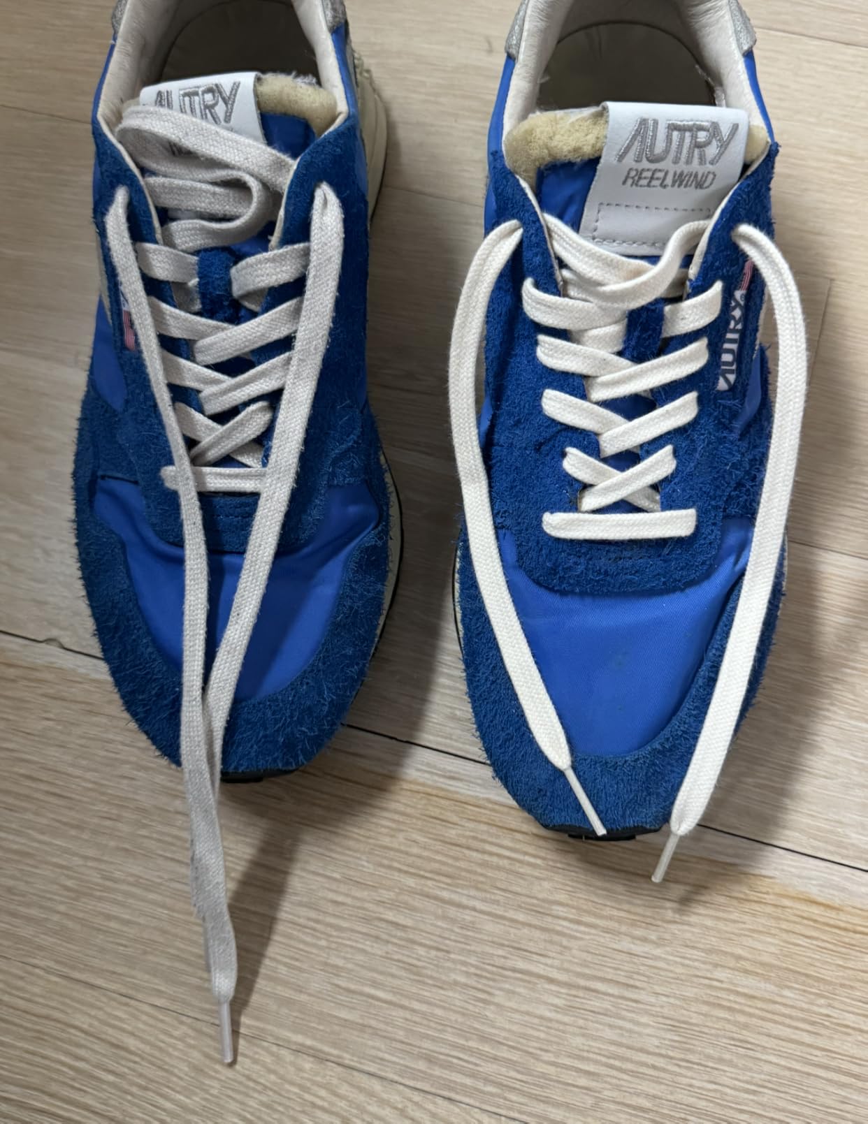 Comparison between original OEM shoelaces and Handshop replacement laces showing thickness and construction differences