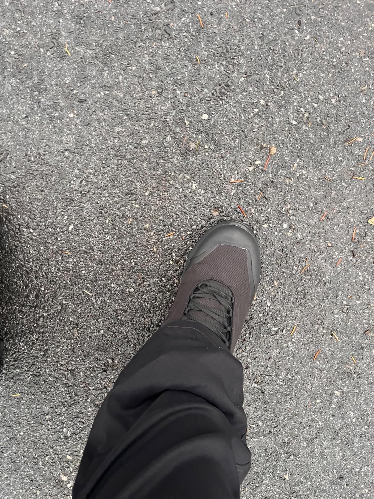 HUMTTO Men's All-Terrain Hiking Boots being tested in wet stream crossing conditions