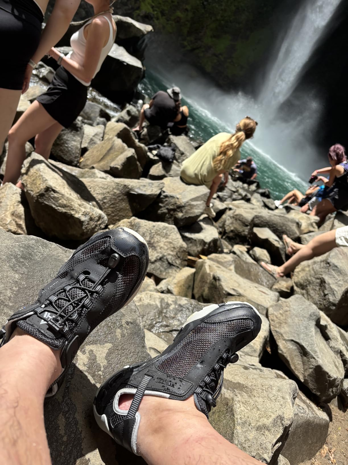 HUMTTO Men's amphibious water shoes showing mesh upper and drainage system design