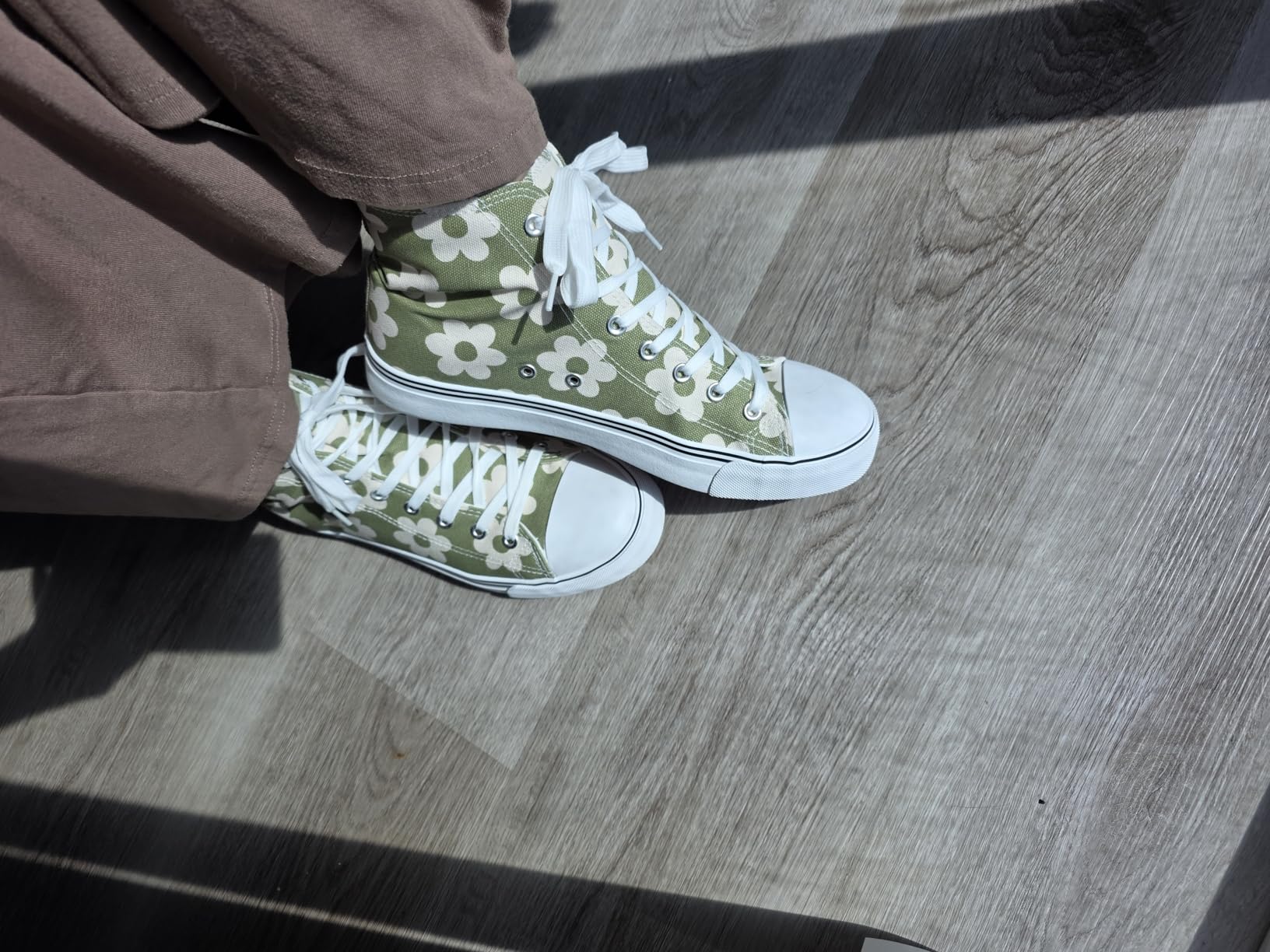 kufeiti canvas sneakers bottom outsole view showing rubber tread pattern and sole thickness